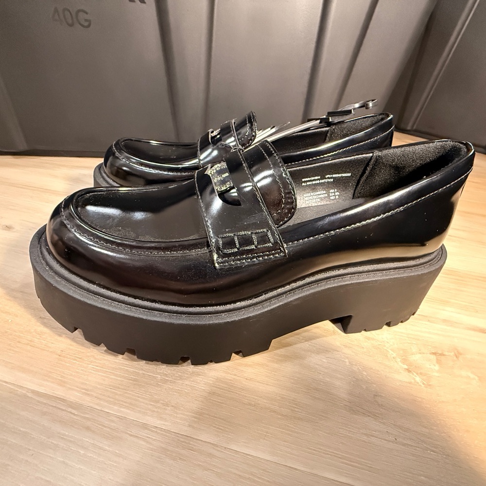 Sleek Black Platform Loafers - Picture 1 of 5